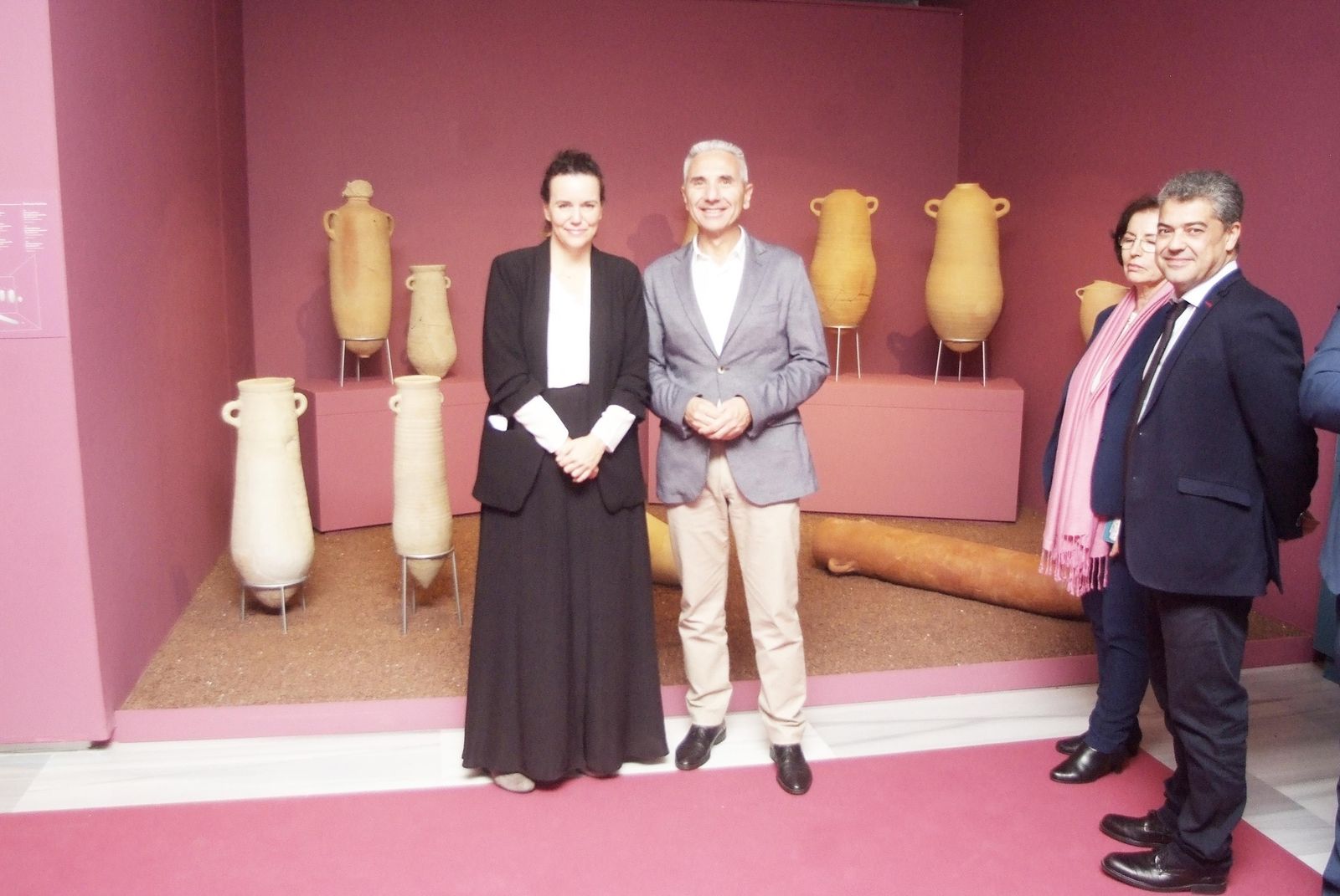Beba Pérez, directora del Museo de Almería junto al consejero de Cultura, Miguel Ángel Vázquez, anoche en el Museo de Almería.