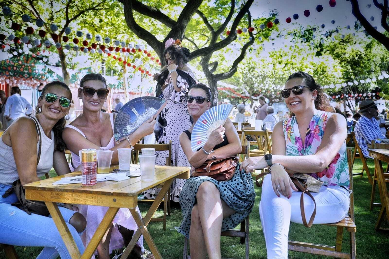 Búscate en las imágenes del Día de la Mujer de la Feria del Carmen de San Fernando