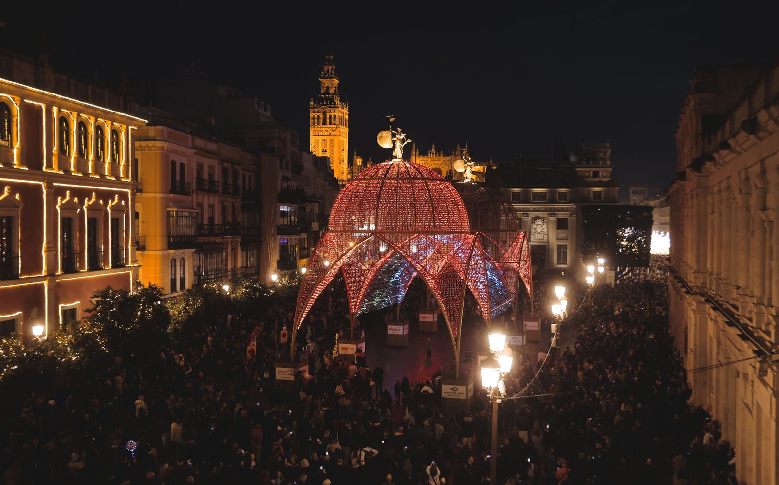 La catedral de luces de Sevilla, en imágenes