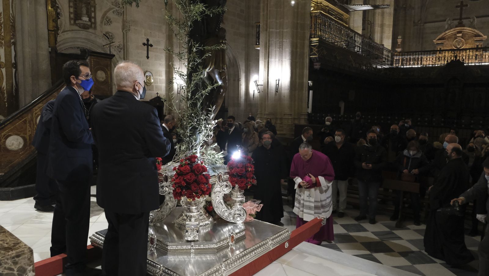 Procesión del Vía Crucis del Santo Cristo de la Escucha en Almería, en imágenes.