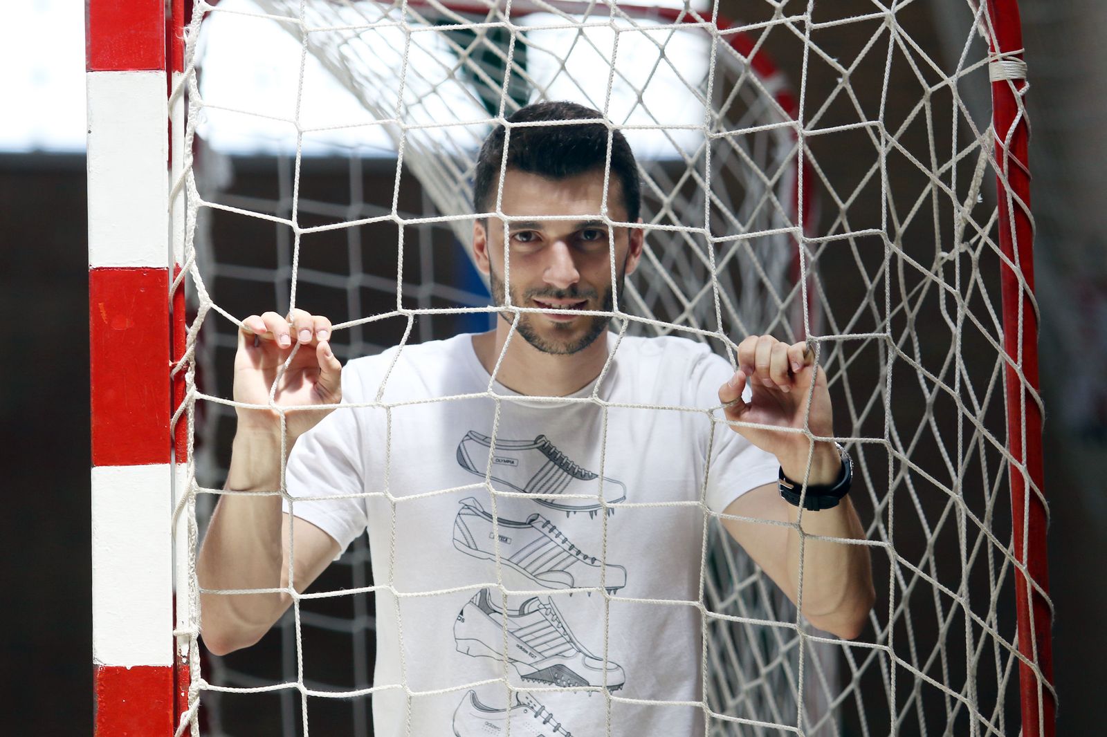 Lolo Urbano posa en una portería durante una entrevista reciente.