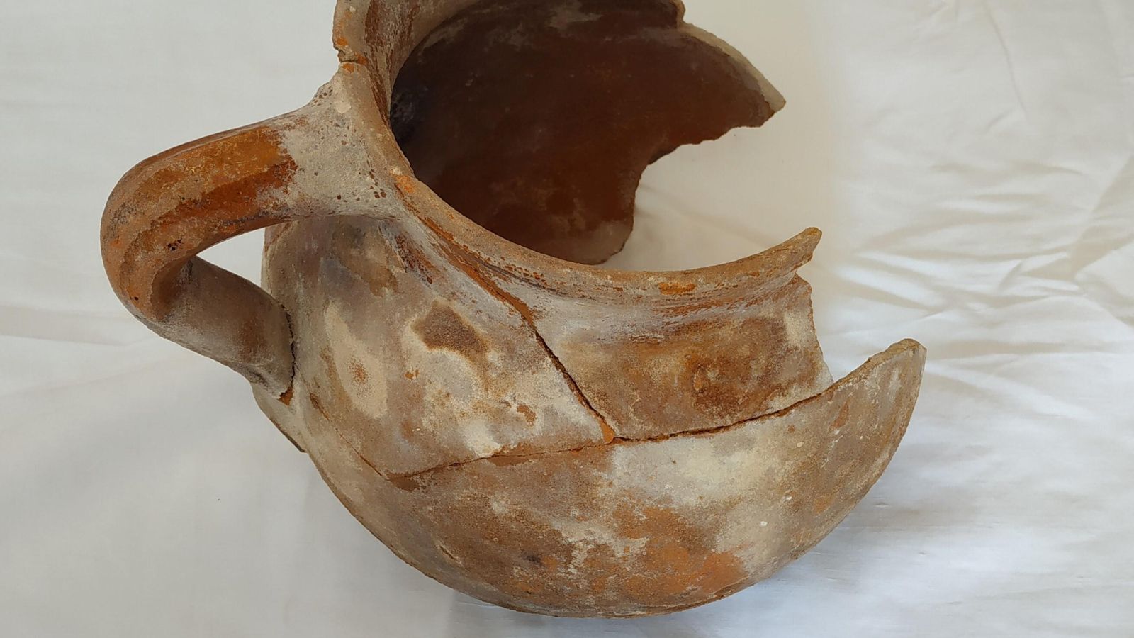 Una orza apucherada recuperada en la excavación.