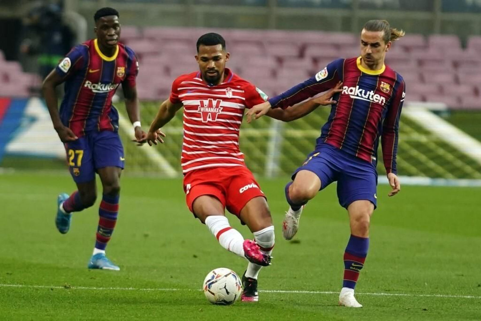 Yangel Herrera disputa un balón con Griezmann.
