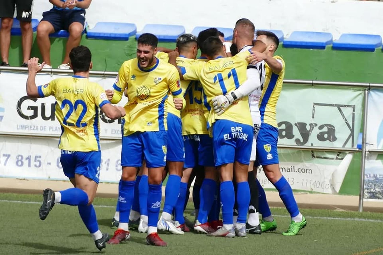 El Conil CF celebra un gol