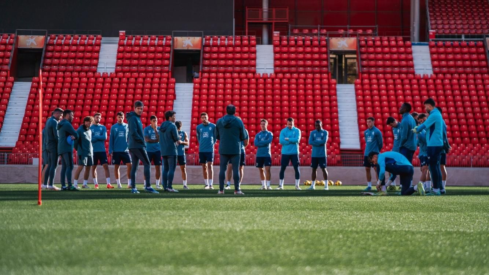 El equipo escucha a Rubi en una de las sesiones de esta semana.