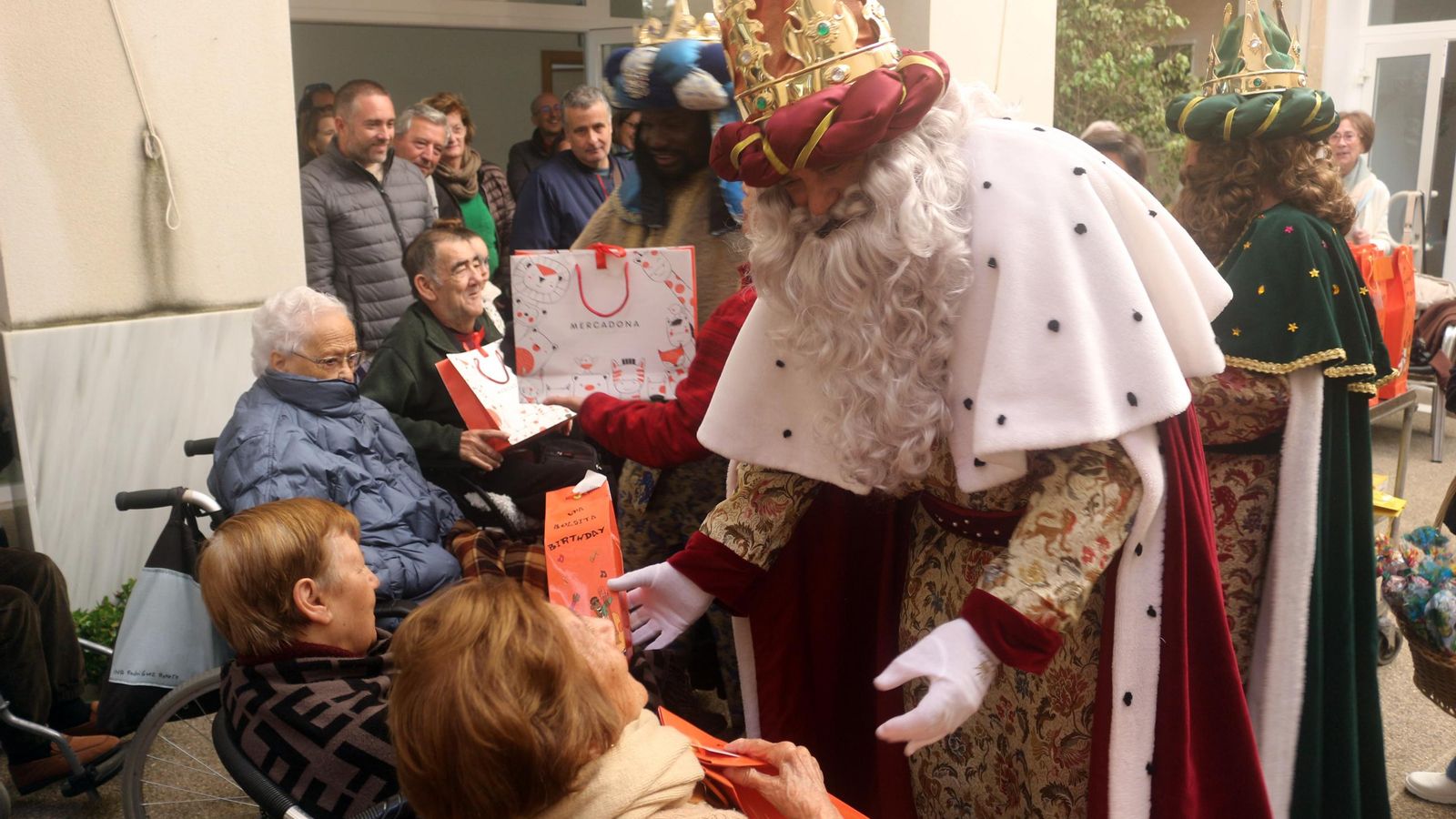 Entrega de regalos en la Residencia Vedruna