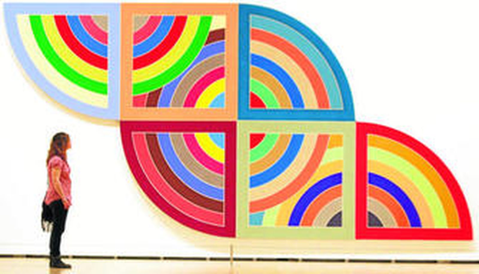 Una mujer observa el cuadro 'Harran II', del pintor Frank Stella, en la exposición del Museo Guggenheim Bilbao.