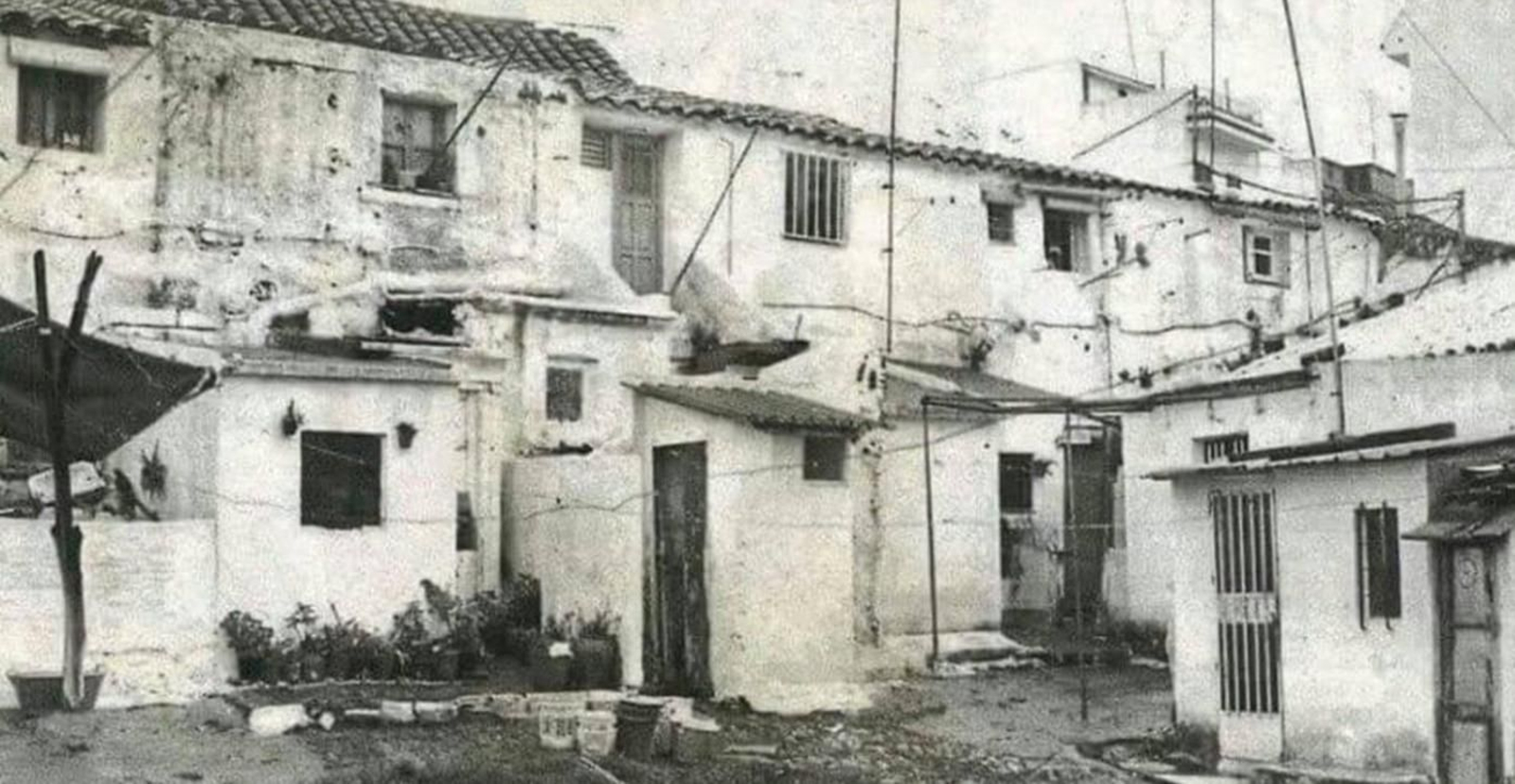 El pintoresco y desordenado aspecto del patio del Loro, en una de sus fases.