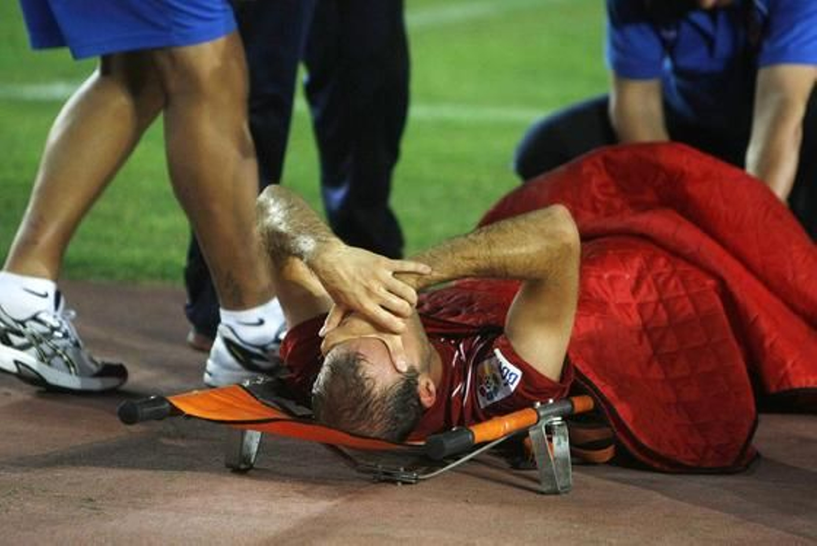 El que peor parte se llevó fue Ion Vélez, que fue trasladado al Hospital de Jerez tras chocar con Doblas y sufrir una lesión de rodilla que en principio parecía de gravedad. 

Foto: Pascual