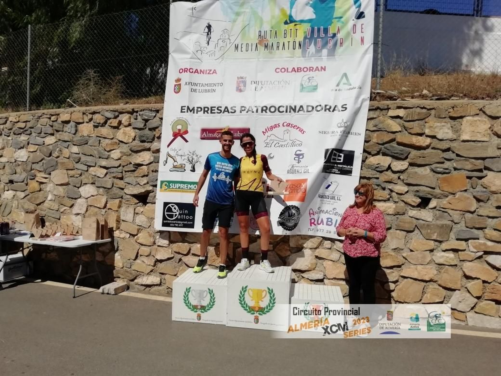 Paqui Jiménez y Javier Sánchez posan en el podio tras ganar la XIV Media Maratón Villa de Lubrín.