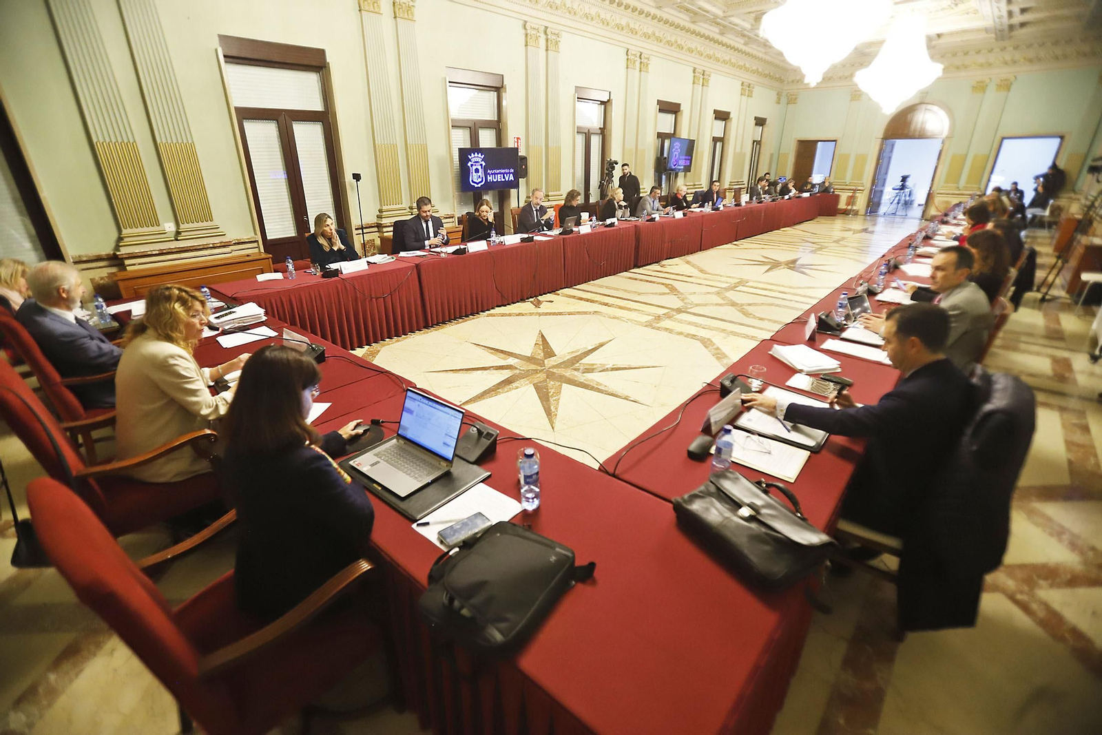 Imágenes del pleno ordinario del mes de diciembre en el Ayuntamiento de Huelva