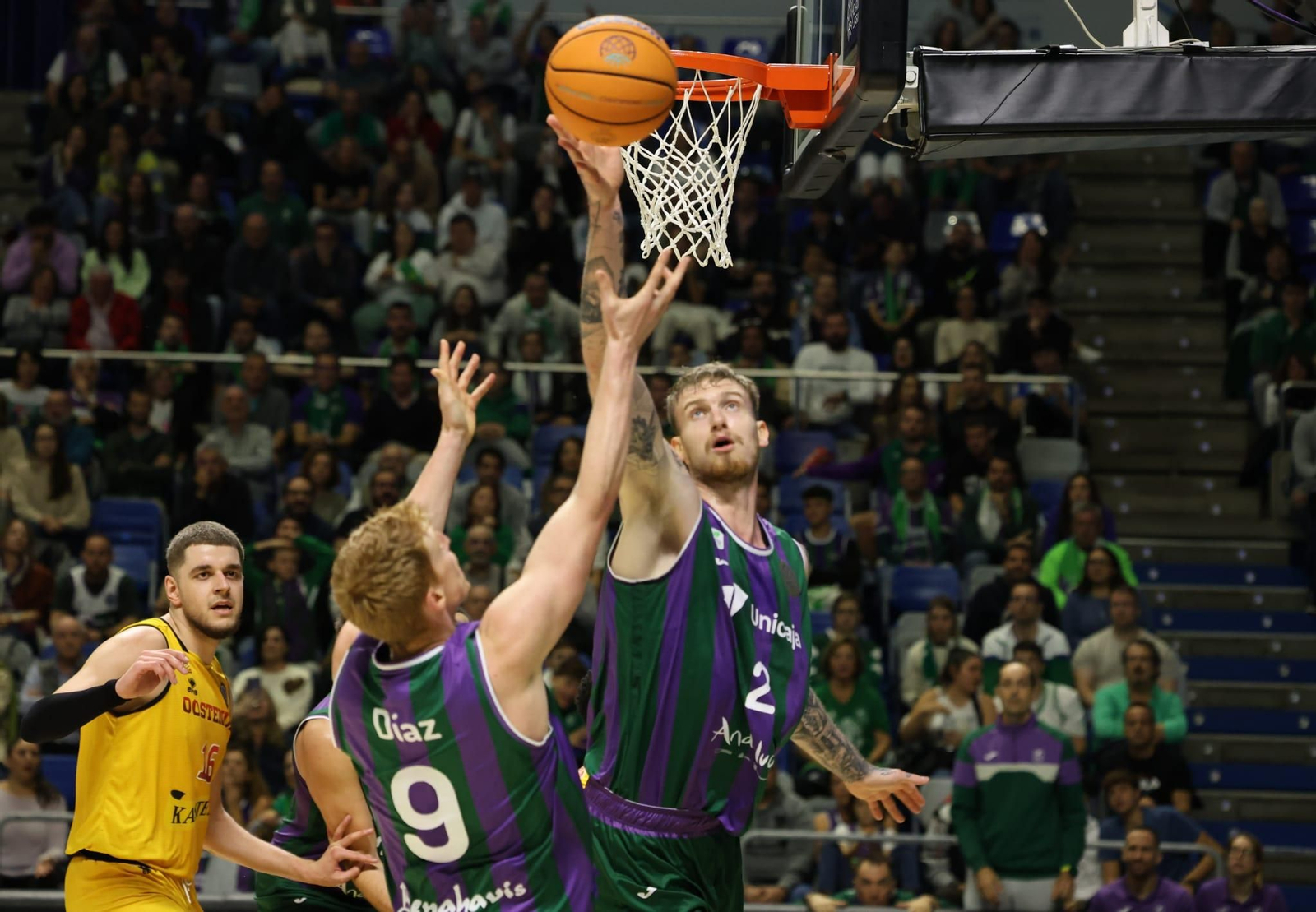 Balcerowski pelea por un rebote.