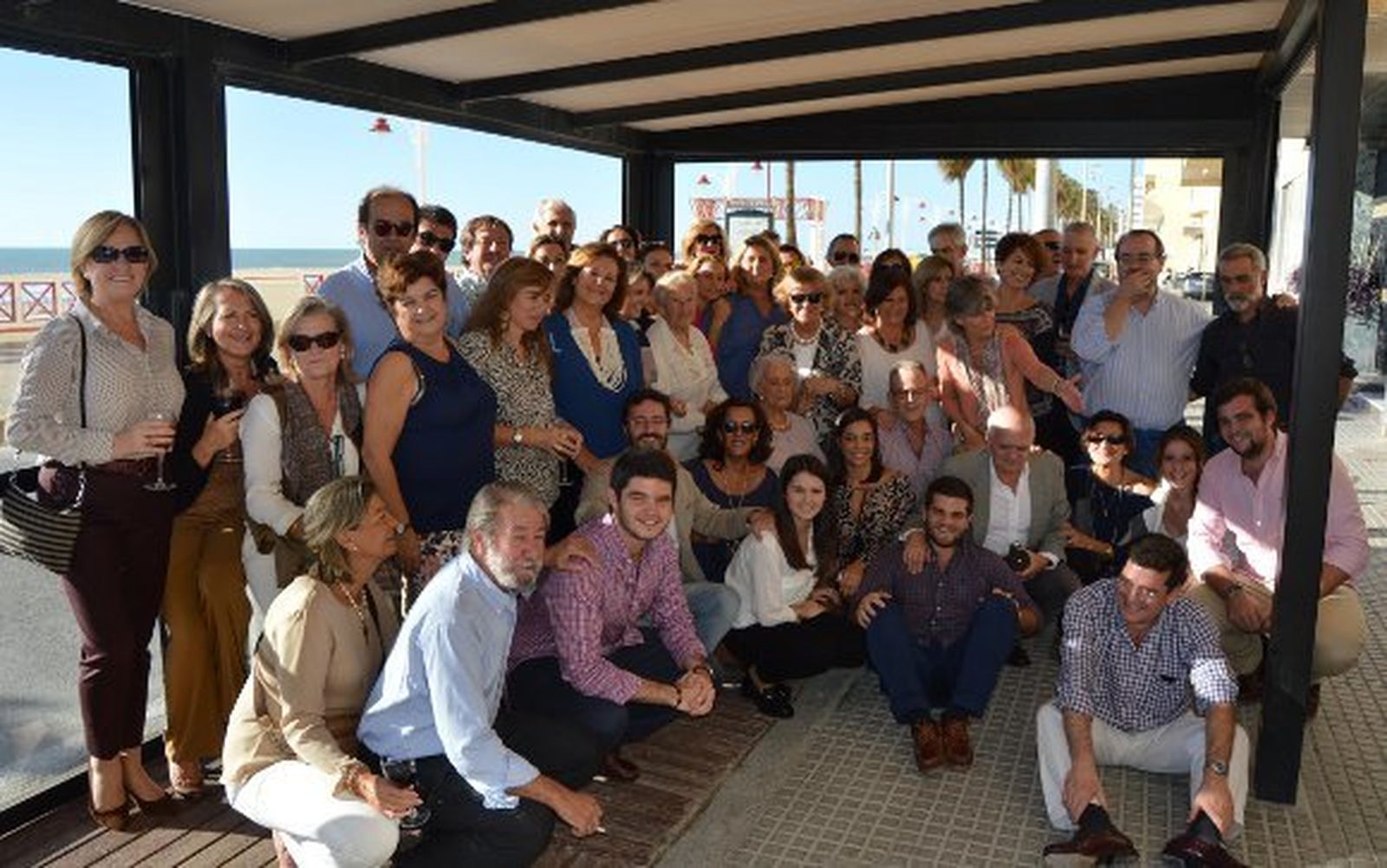 La anfitriona Mucky Oliden Rodríguez-Sánchez, con el grupo de amigos y familiares que acudieron al almuerzo con motivo de su prejubilación en el restaurante 'La Gondola´'. Entre ellos, Carmen, Jesús y Pedro Oliden, Keka Almagro, Mamen Maura, Carmen y Javier Aranda, Jesús y Ana Oliden, Carlos Maira, Blanca Oliden, Concha Hortelano y las hermanas Amparo, Cristina y Victoria Bernal.  Foto: Ignacio Casas de Ciria