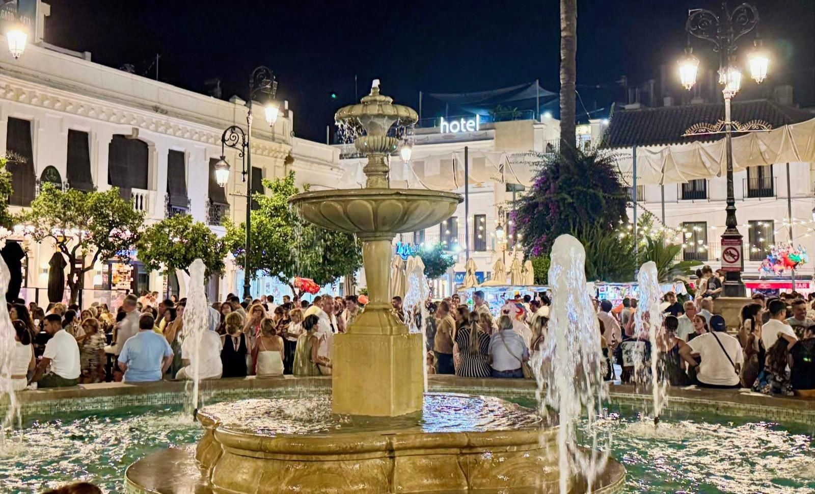 Fuente de la plaza del Cabildo de Sanlúcar en torno a la media noche, este viernes 15 de agosto.