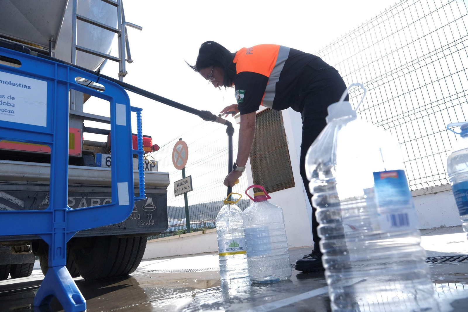 El reparto de agua potable en Espiel, en imágenes