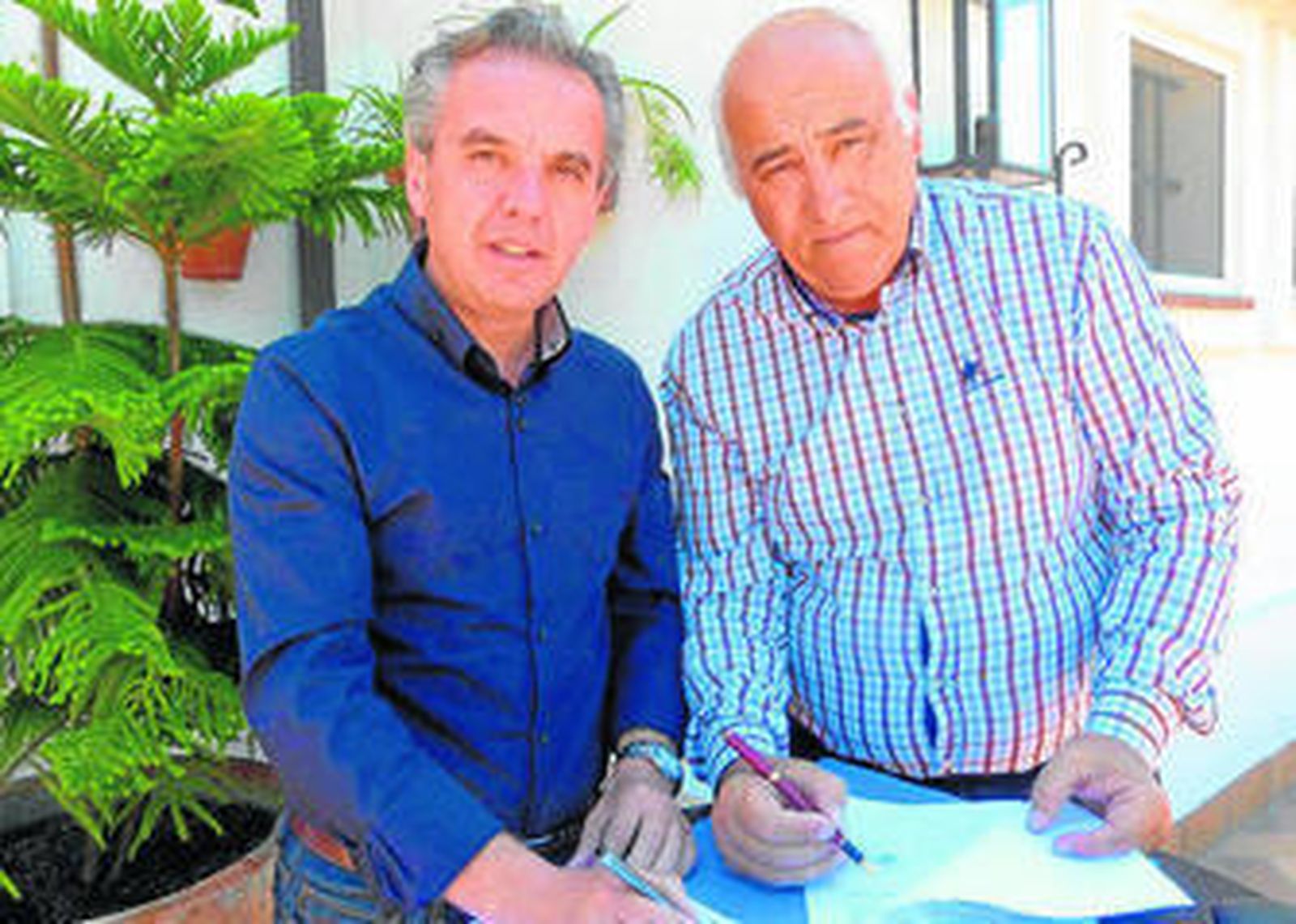 El Alcalde de Villaluenga y el presidente de la asociación 'Pedro Romero'.