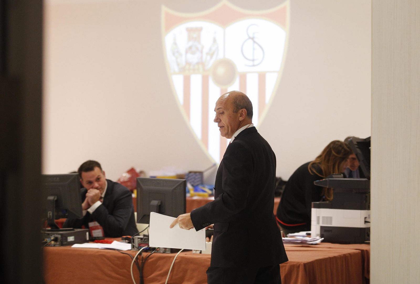 El ex presidente José María del Nido se dispone a intervenir en la Junta.