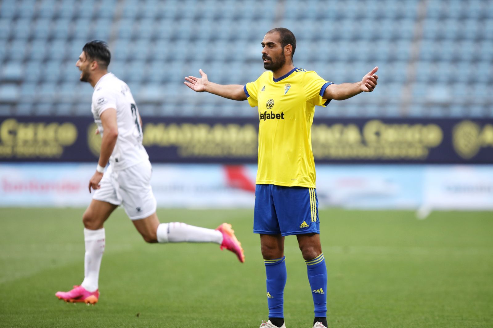 Fali abre los brazos en un partido del Cádiz.