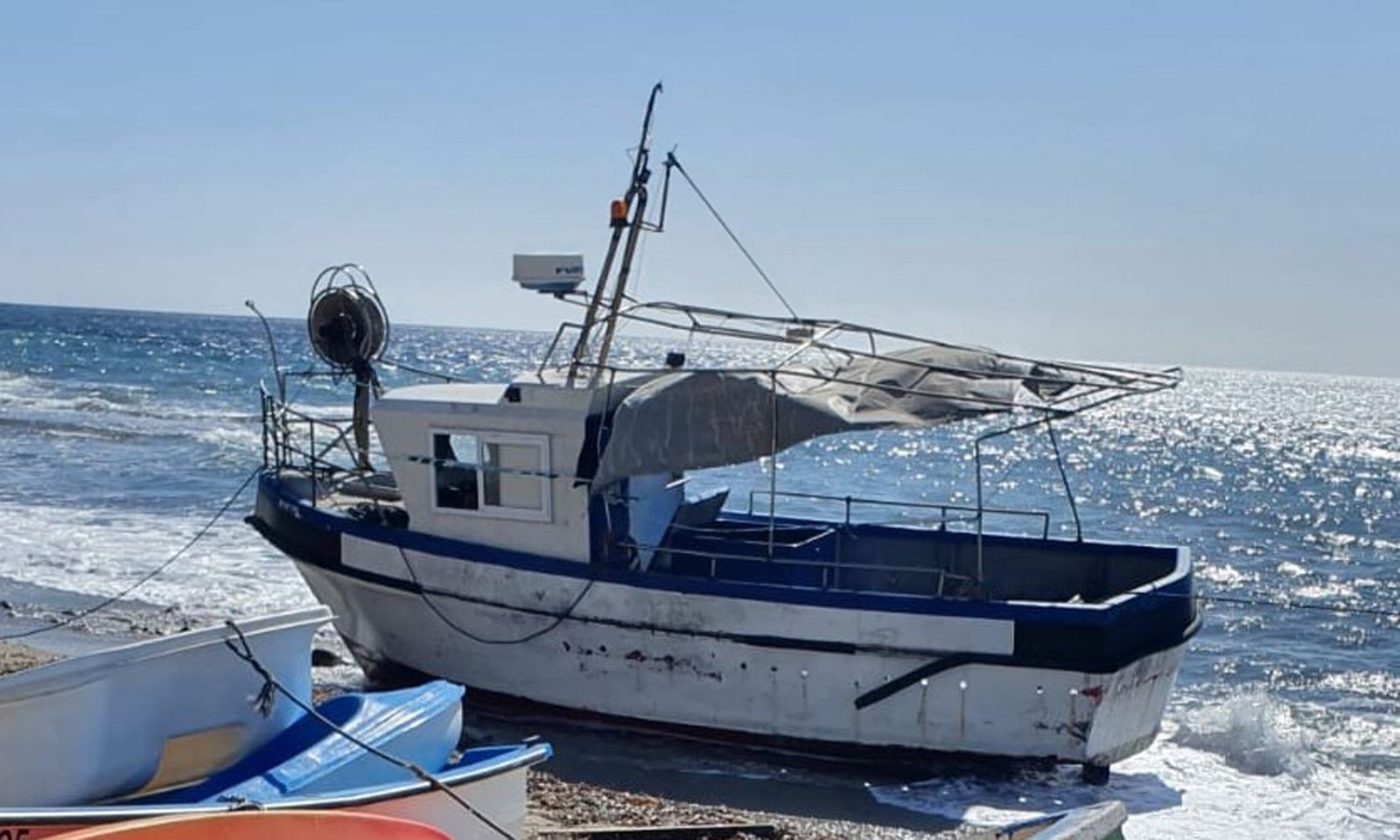 Embarcación abandonada en la Isleta del Moro