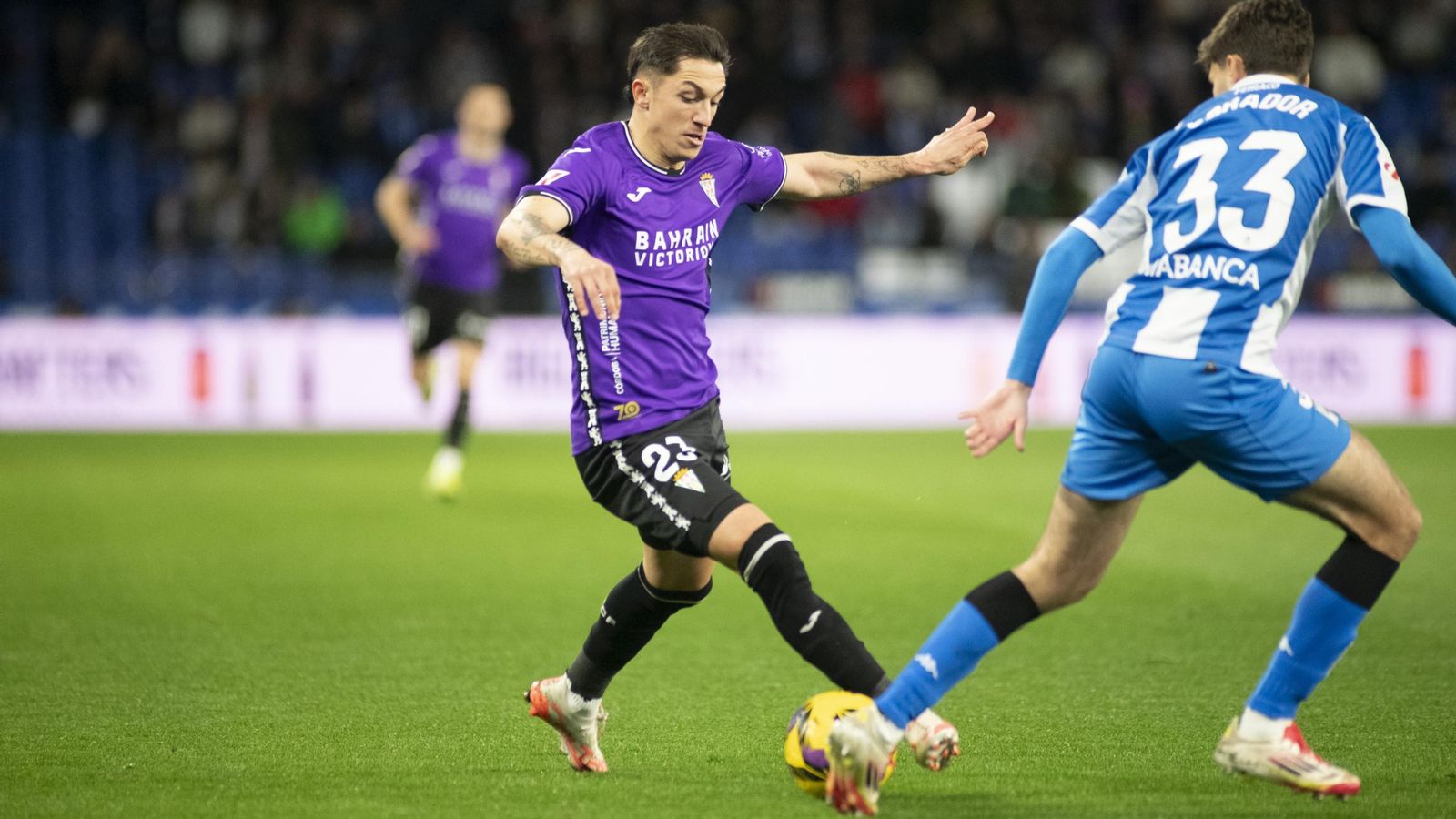 Carracedo trata de dejar atrás a Obrador en el Deportivo - Córdoba CF.