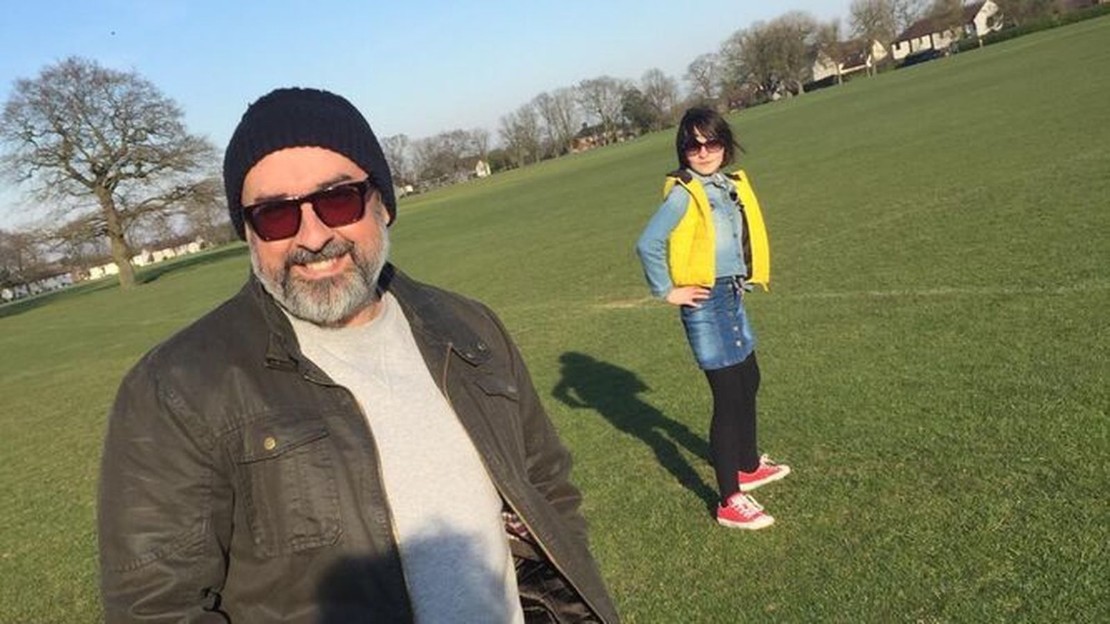 Félix Sánchez junto a su hija en uno de los paseos diarios que le permite el gobierno británico.