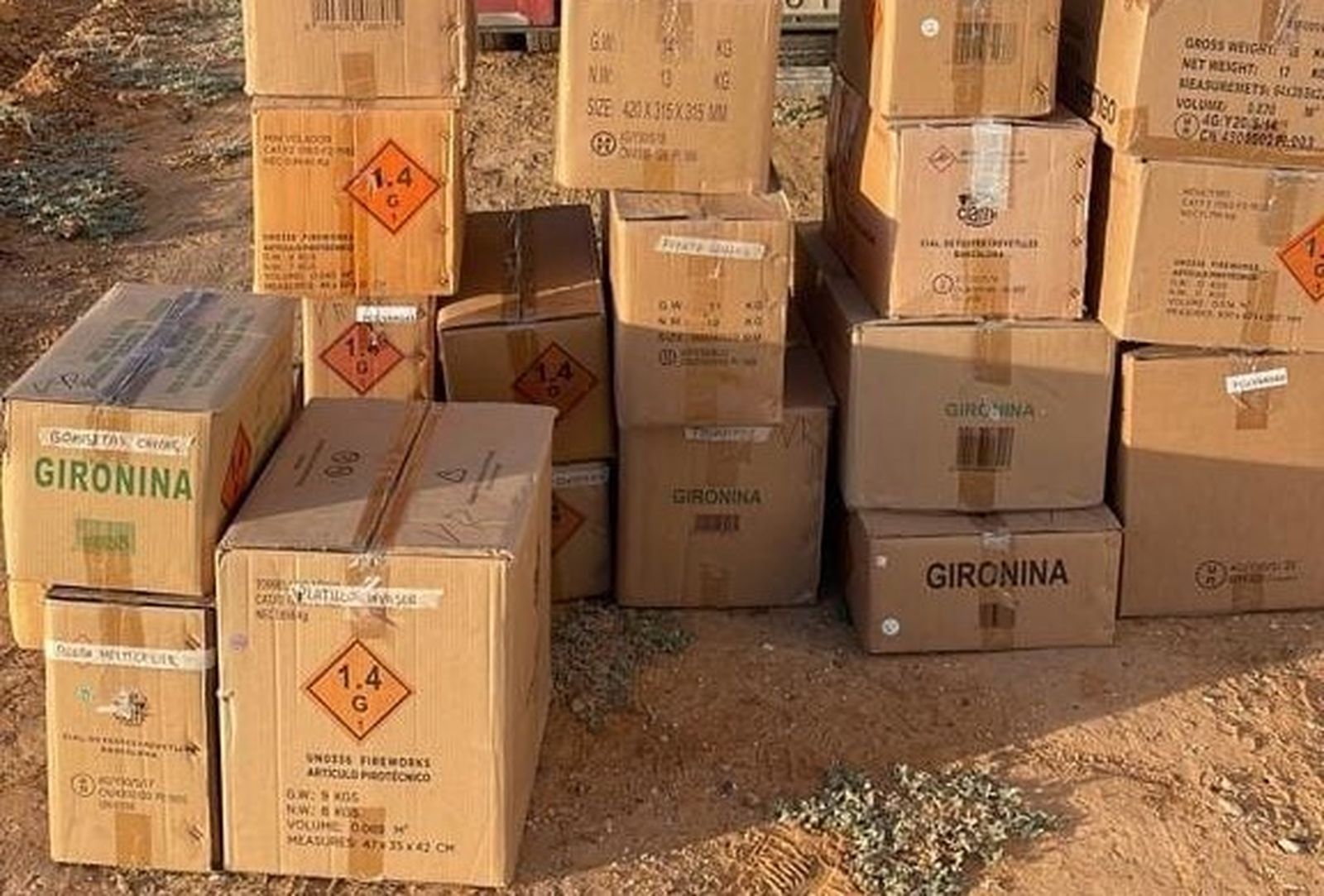 Las cajas que contienen el material pirotécnico intervenido por la Guardia Civil.