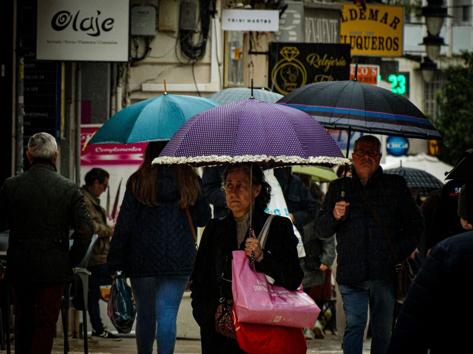 Fotografías del ambiente en la ciudad durante la mañana del lunes