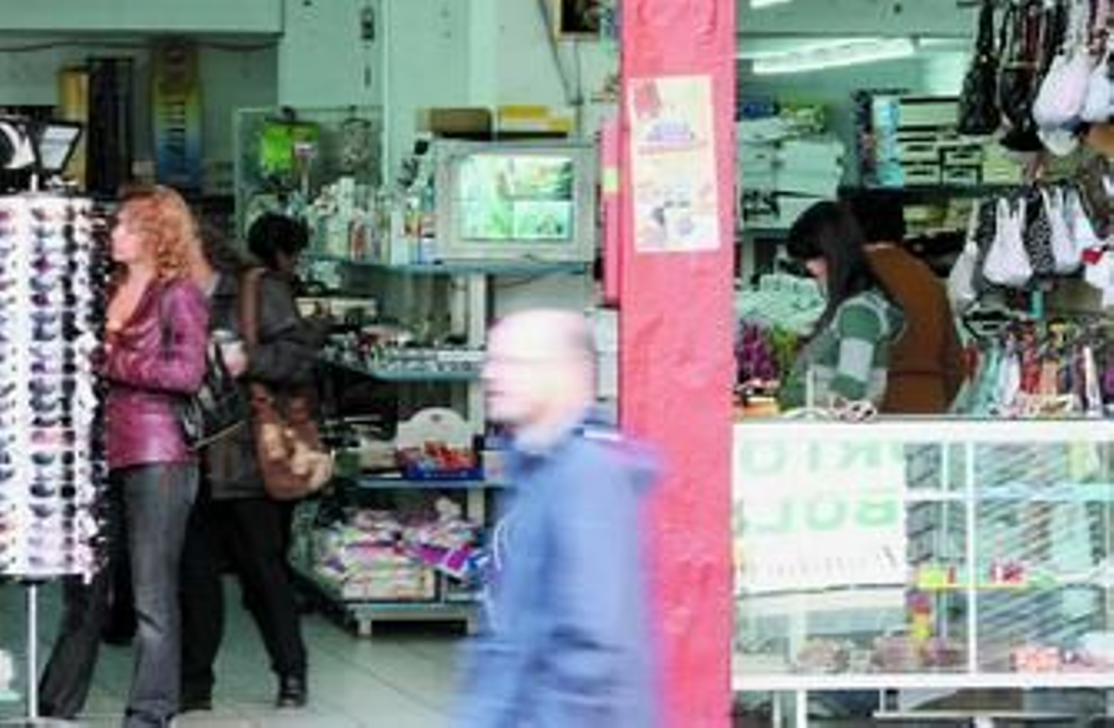 Los bazares comercializan más productos que no cumplen la normativa.