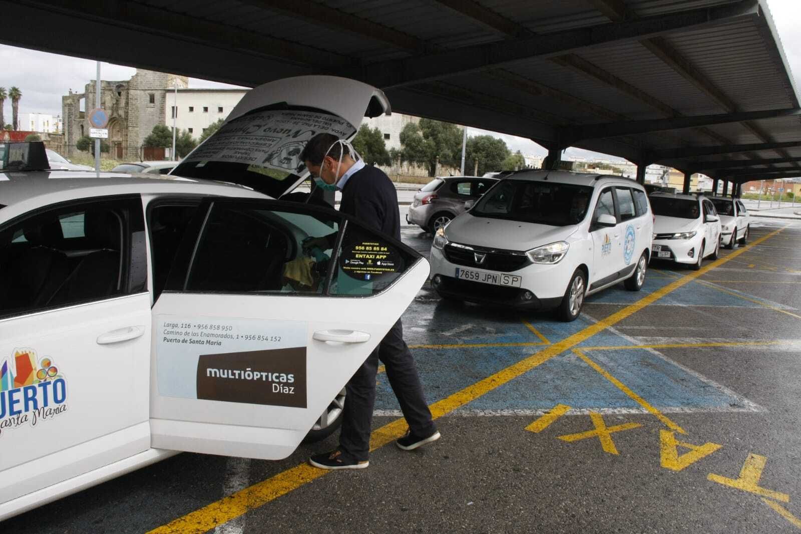 Taxistas en la parada de la Estación, durante el anterior estado de alarma.