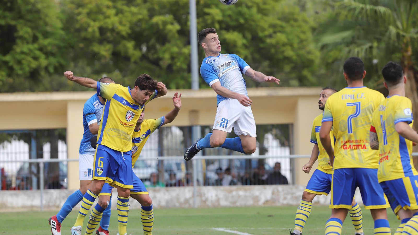 Álex Guti salta para cabecear el balón en el partido de la pasada temporada.