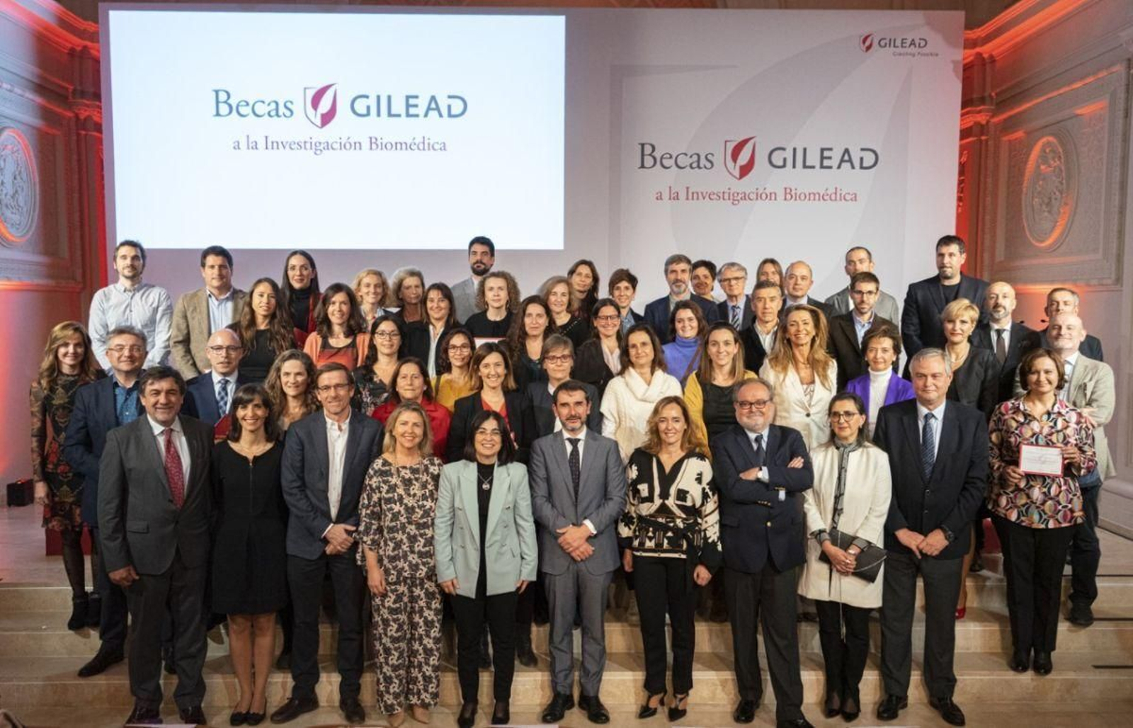 María Río (Gilead Sciences), Carolina Darias (Ministerio de Sanidad), Cristóbal Belda (ISCIII) y Marisa Álvarez (Gilead Sciences), junto a los representantes de las Sociedades Científicas y los becados de la VIII y IX Edición.