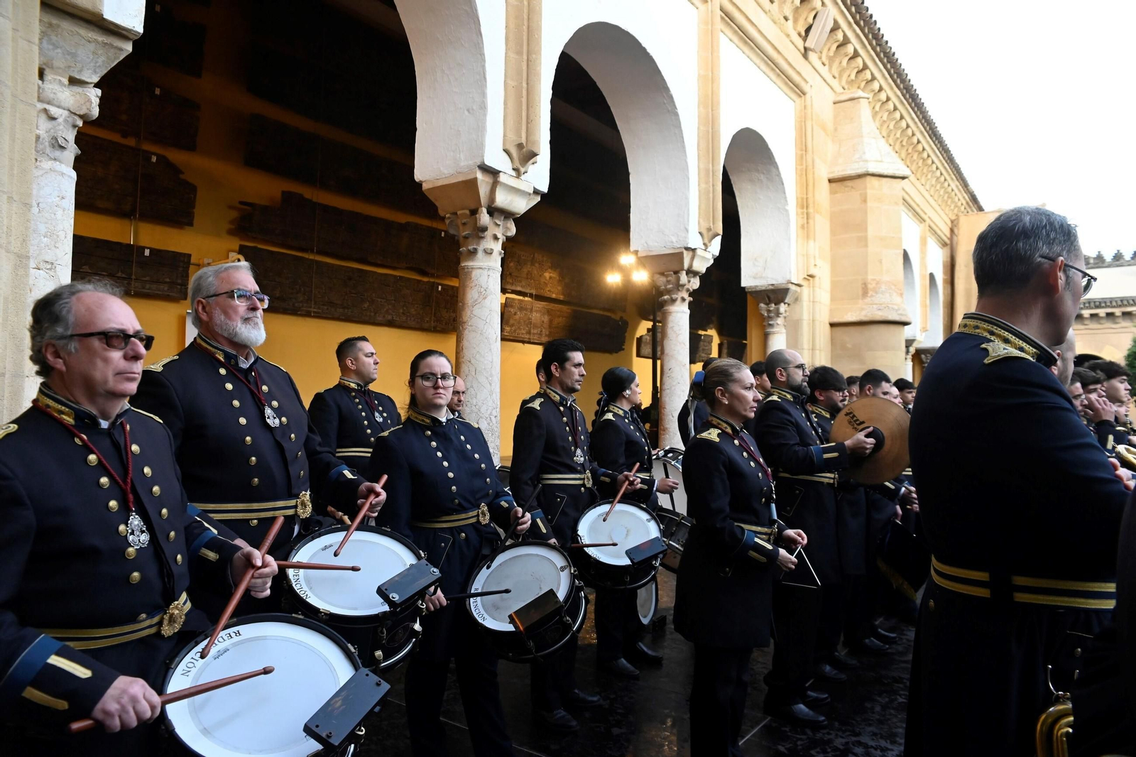 El concierto de bandas de Semana Santa en el Patio de los Naranjos, en imágenes