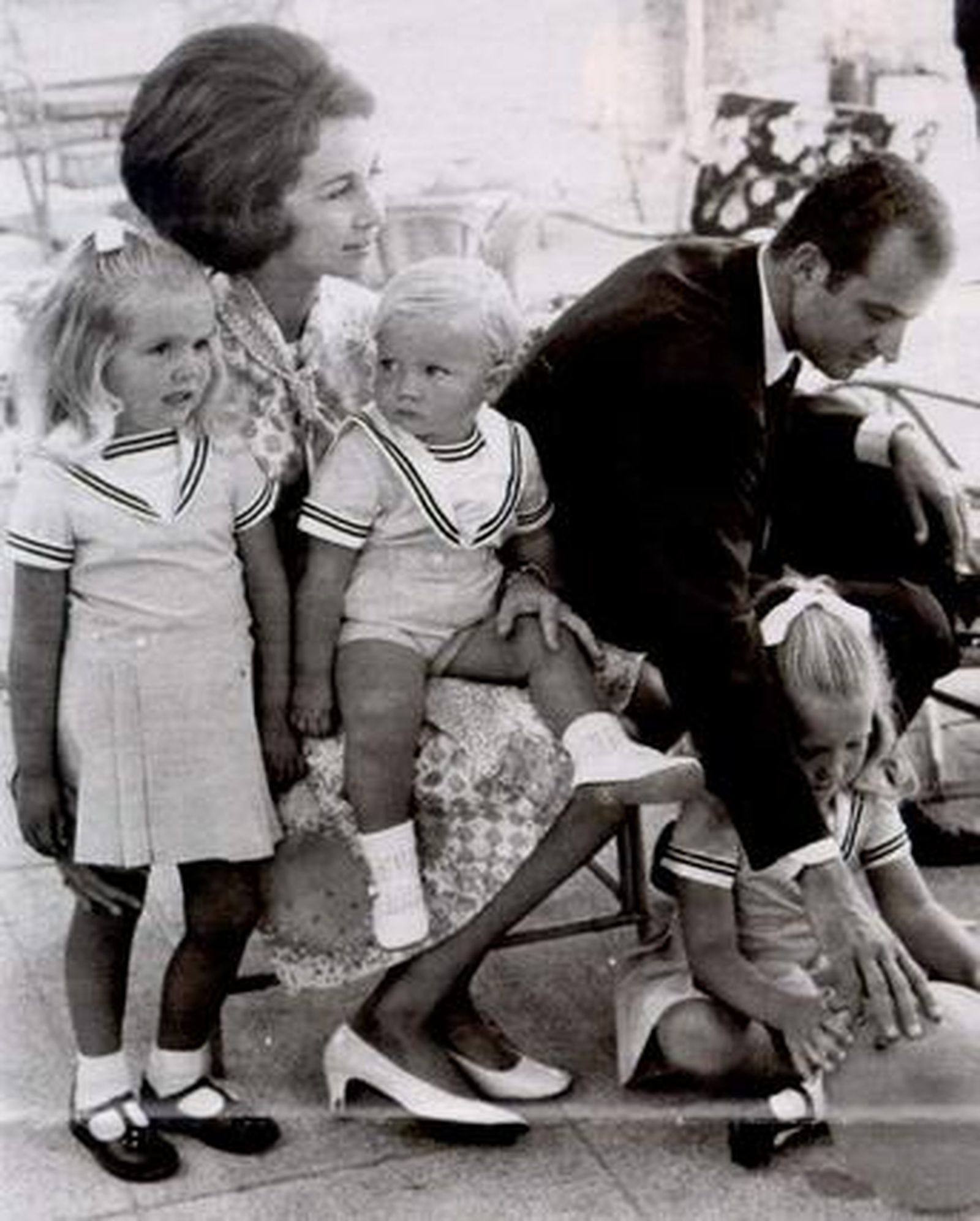 Los Reyes de España, don Juan Carlos y doña Sofía, con sus tres hijos: la infanta Elena, el Príncipe de Asturias y la infanta  Cristina, en 1972. / Archivo