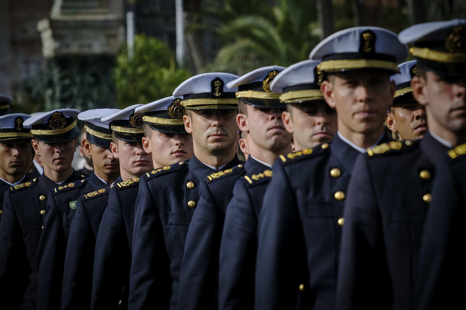 El buque escuela 'Juan Sebastián de Elcano' inicia su crucero de instrucción desde el muelle de Cádiz.
