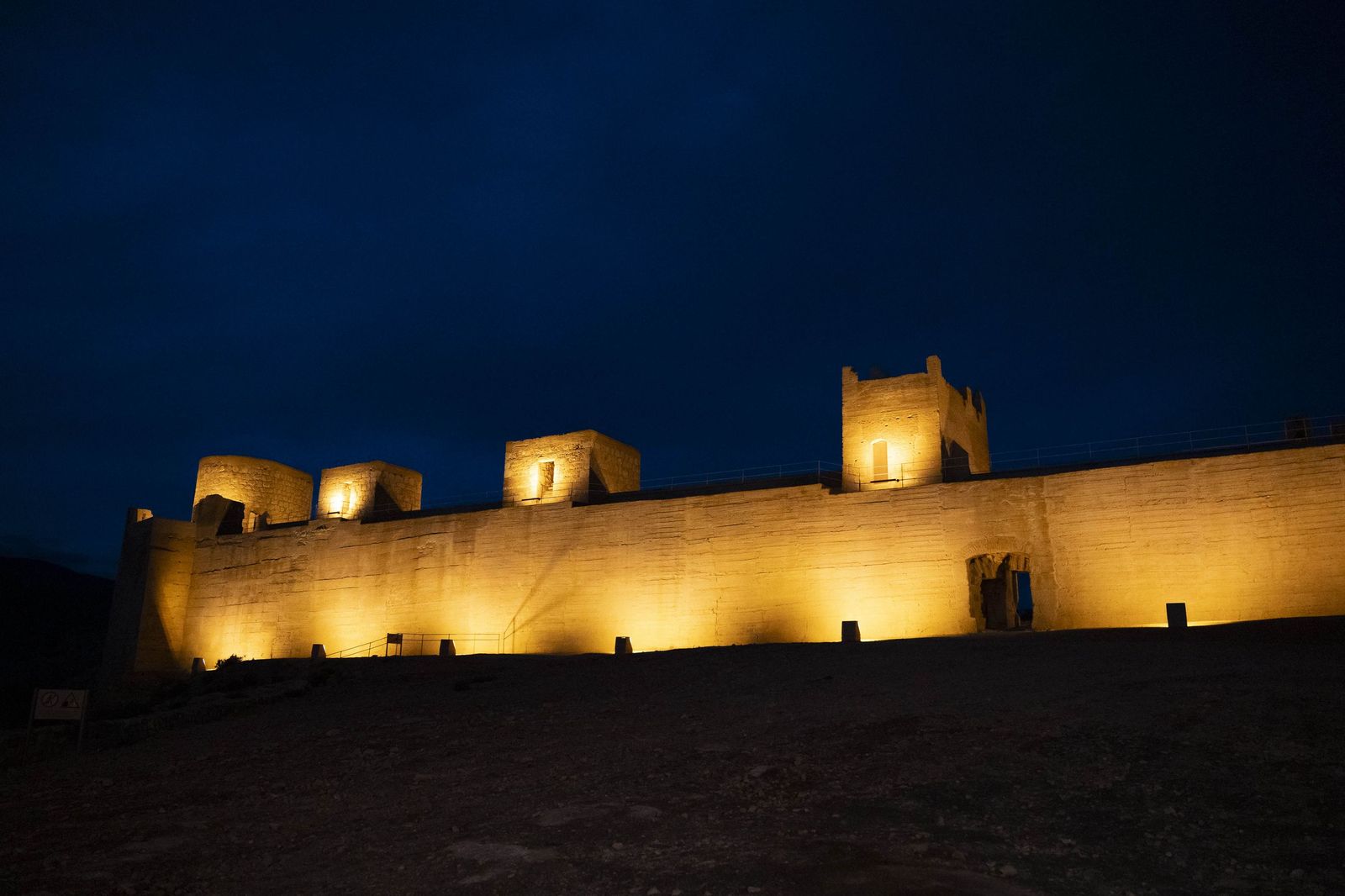 Las murallas del Cerro de San Cristóbal se encienden para iluminar Almería