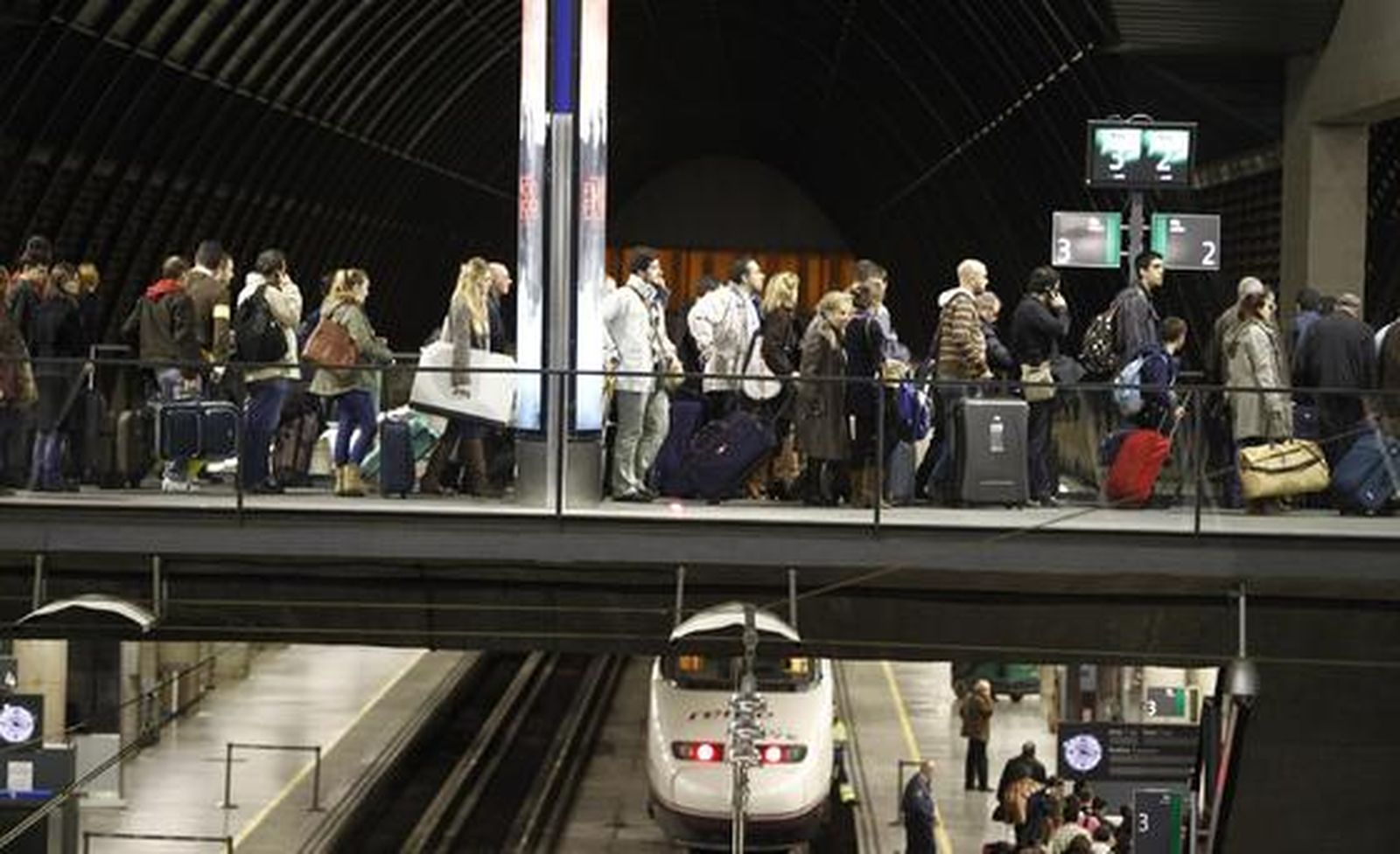 El corte del AVE (durante tres horas) afectó a unos 5.200 pasajeros.

Foto: Antonio Pizarro