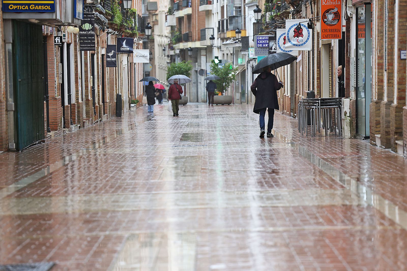 Intensas lluvias y calles desiertas en Huelva por la borrasca Marta