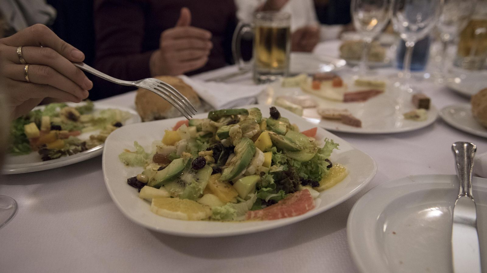 Elegir platos ligeros como la ensalada con frutas es una opción para evitar excesos navideños.