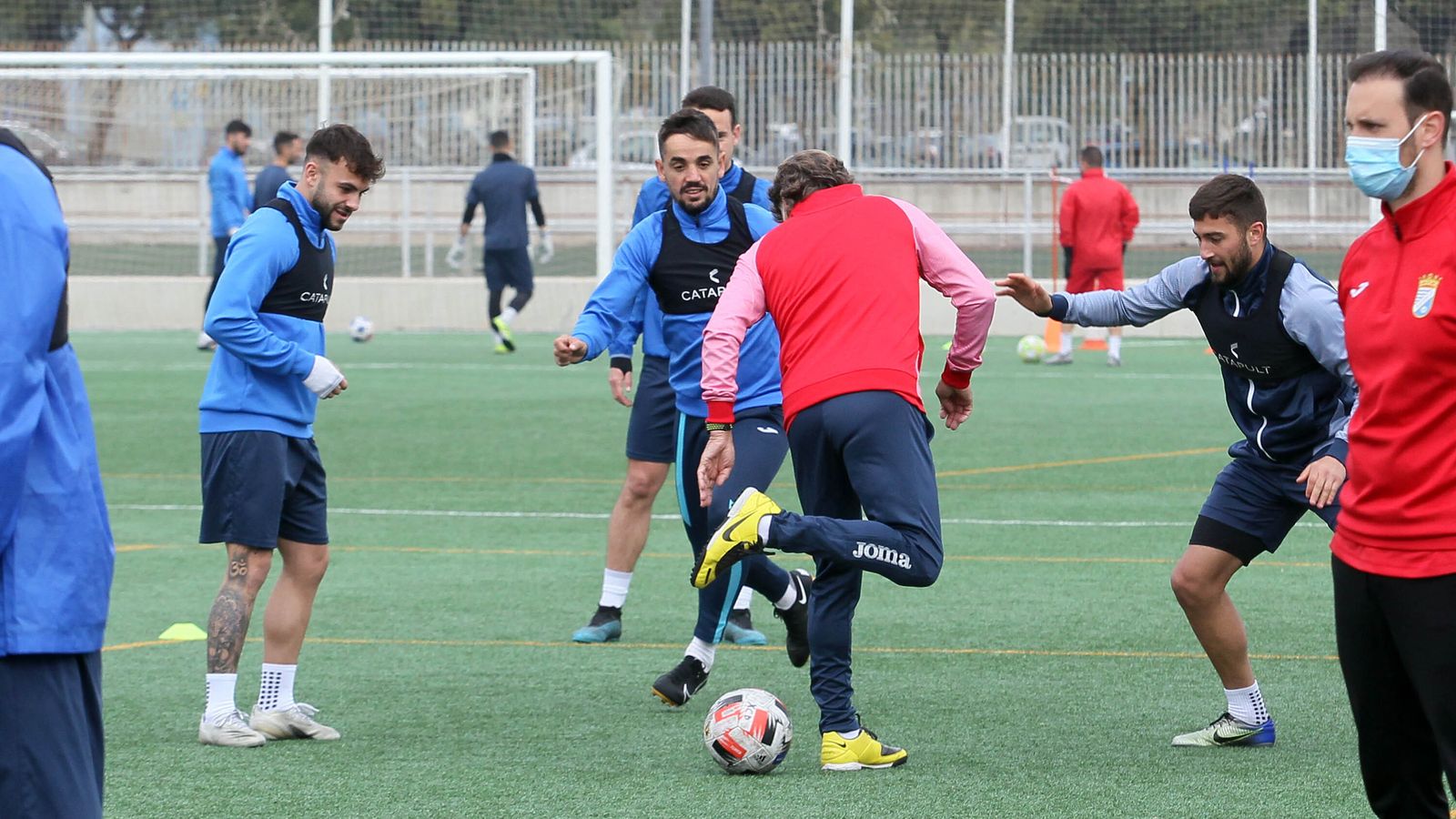Carlos Calvo,  en un rondo con Esteban, Juanca, Pato y Chuma.