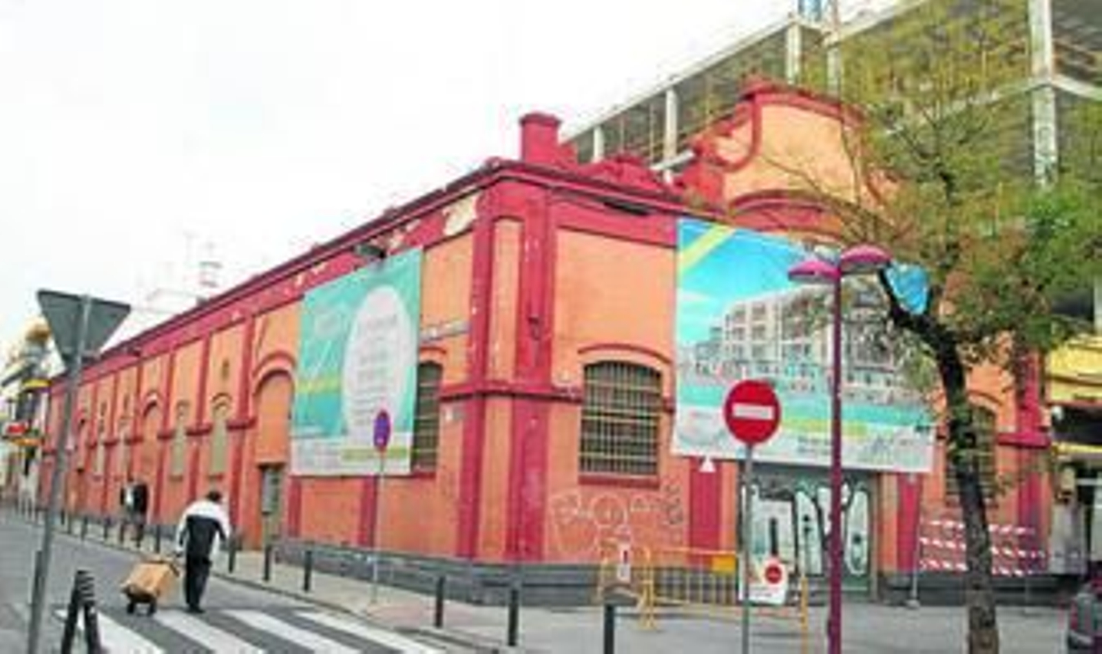 Dos carteles anuncian una futura promoción inmobiliaria en el antiguo taller de ballestas.