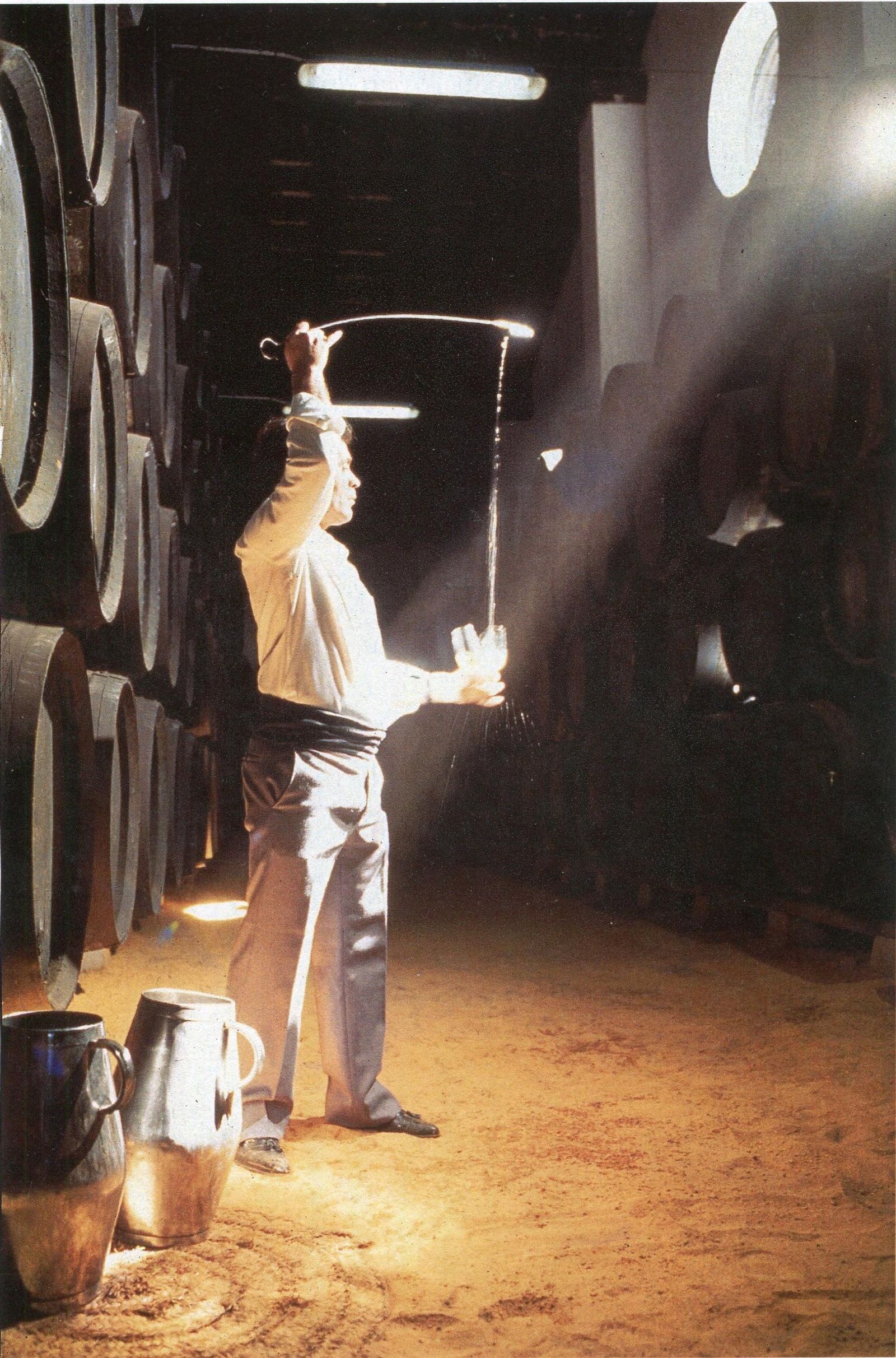 El trabajador de Sandeman, Vicente Sánchez García, mostrando su destreza.