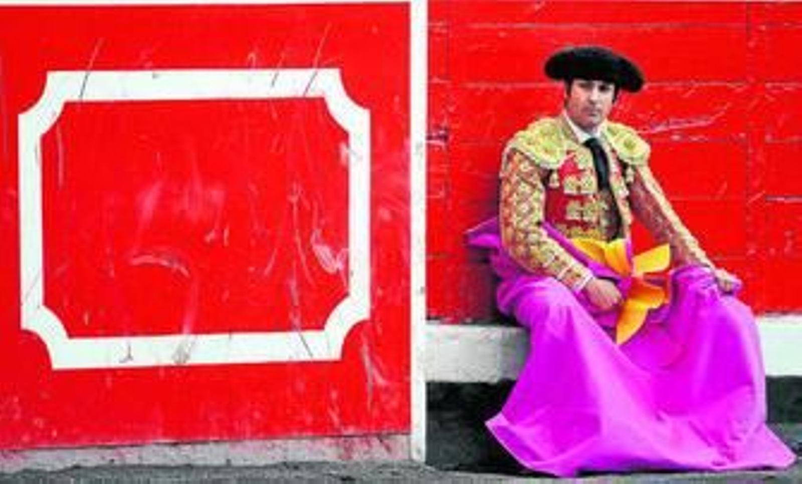 Morante de la Puebla aguarda sentado en el estribo la salida de un toro de su lote.