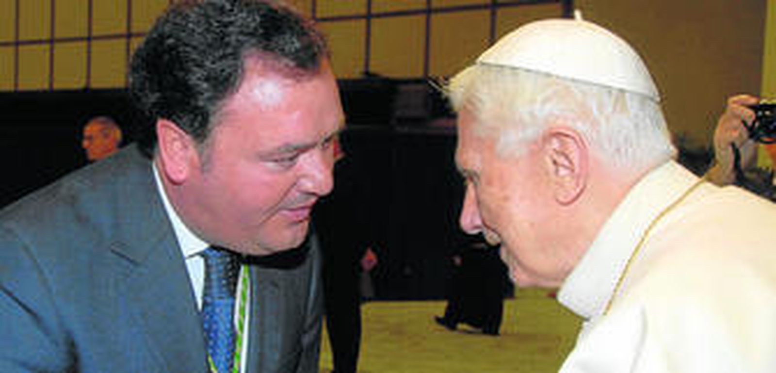 El Papa saludando ayer al hermano mayor, Ildefonso Roldán.