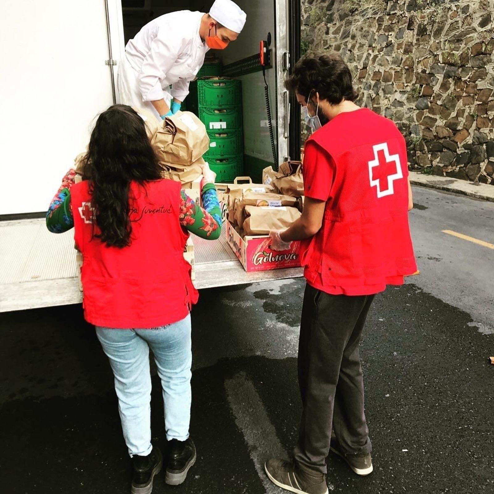 Los voluntarios de Cruz Roja recogen alimentos para los más necesitados.