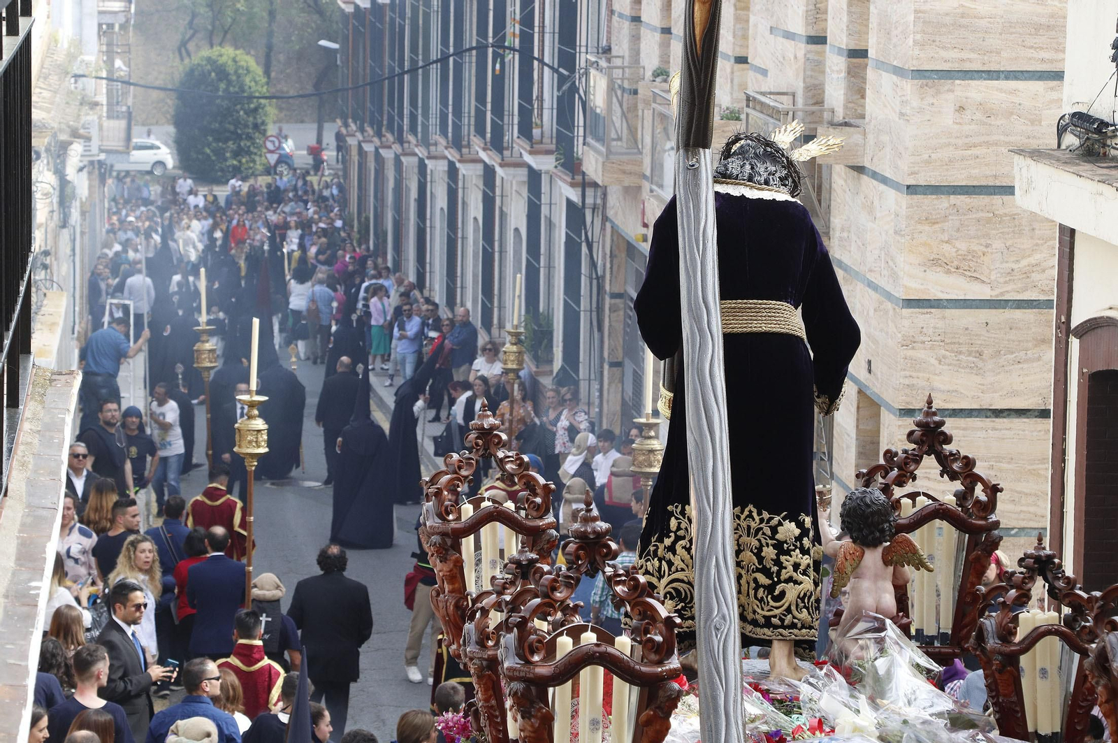 Imágenes del recorrido de la Hermandad de la Redención por las calles de Huelva