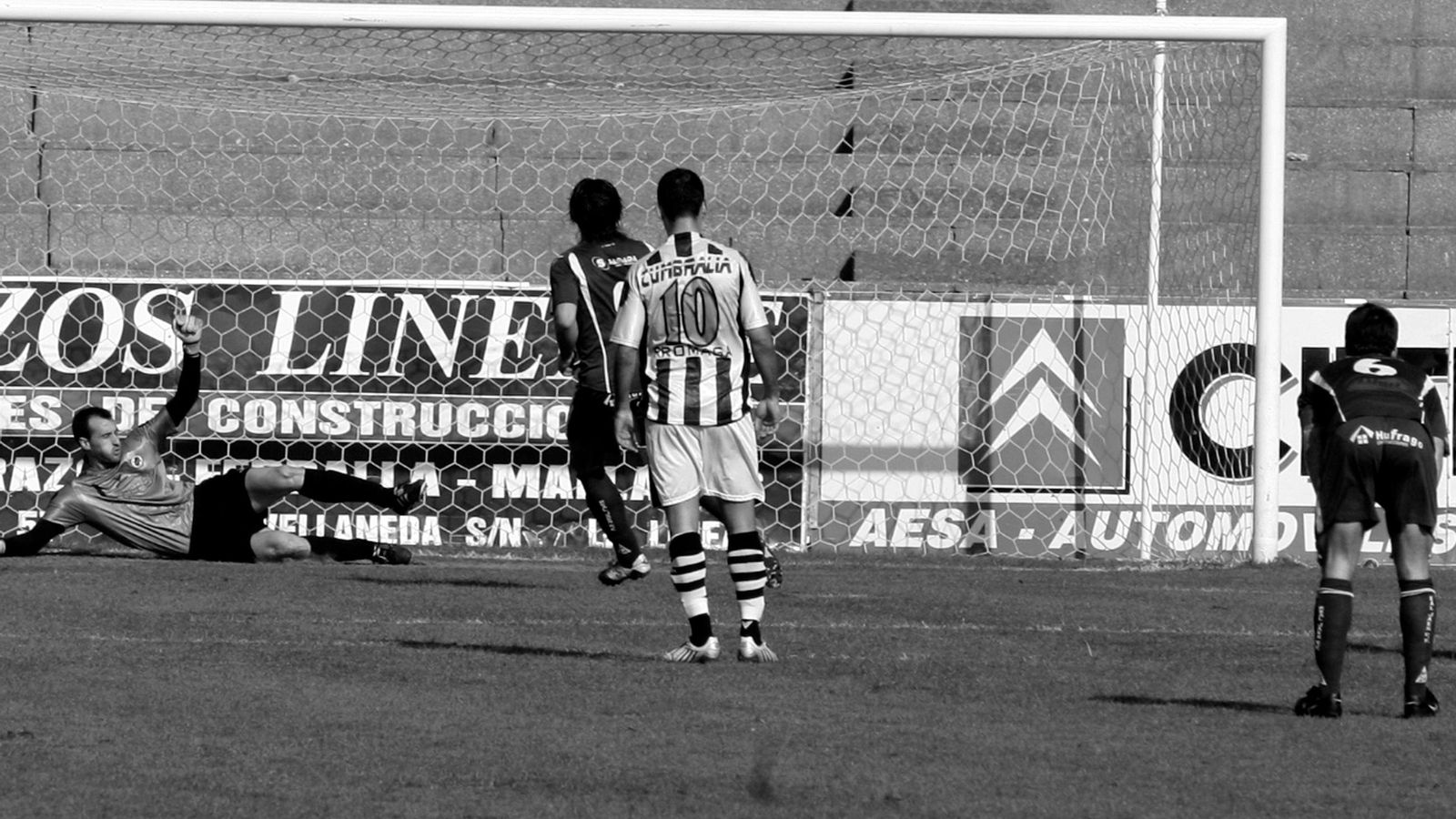 Geni bate a Thorices, en la acción que supuso el 0-1.