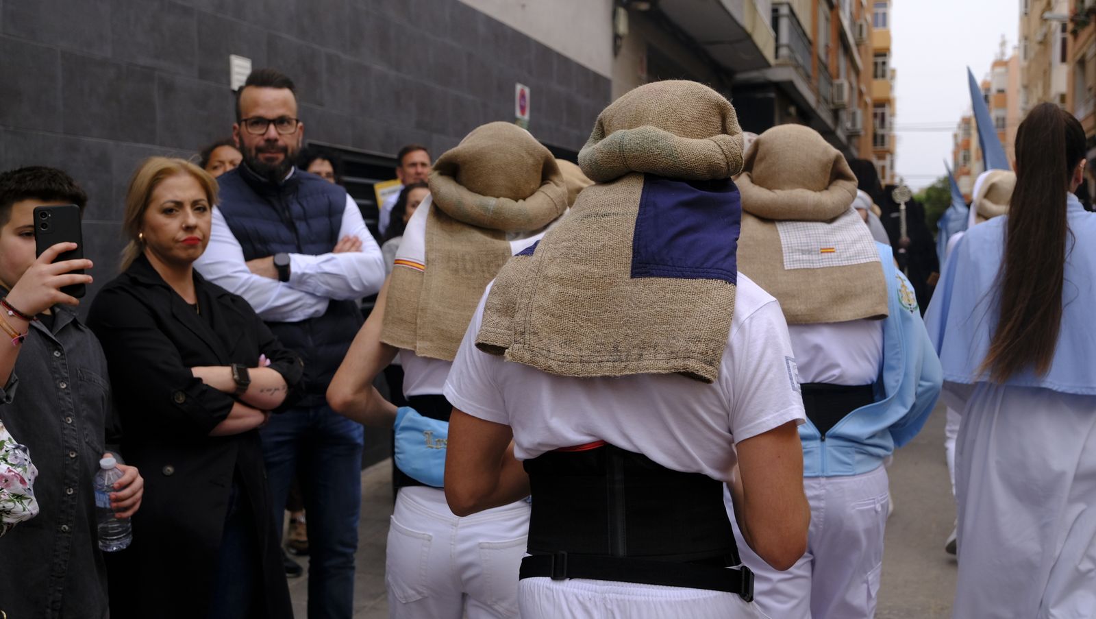 La Procesión de Los Ángeles de sobrepuso a la lluvia, en imágenes