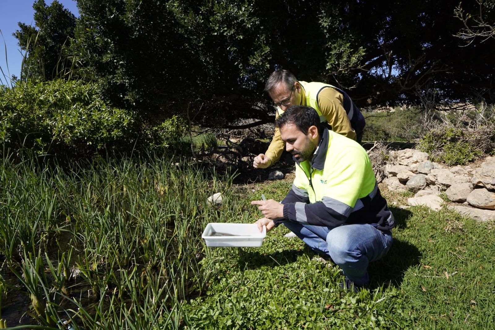Urdiales junto a técnicos de control vectorial.