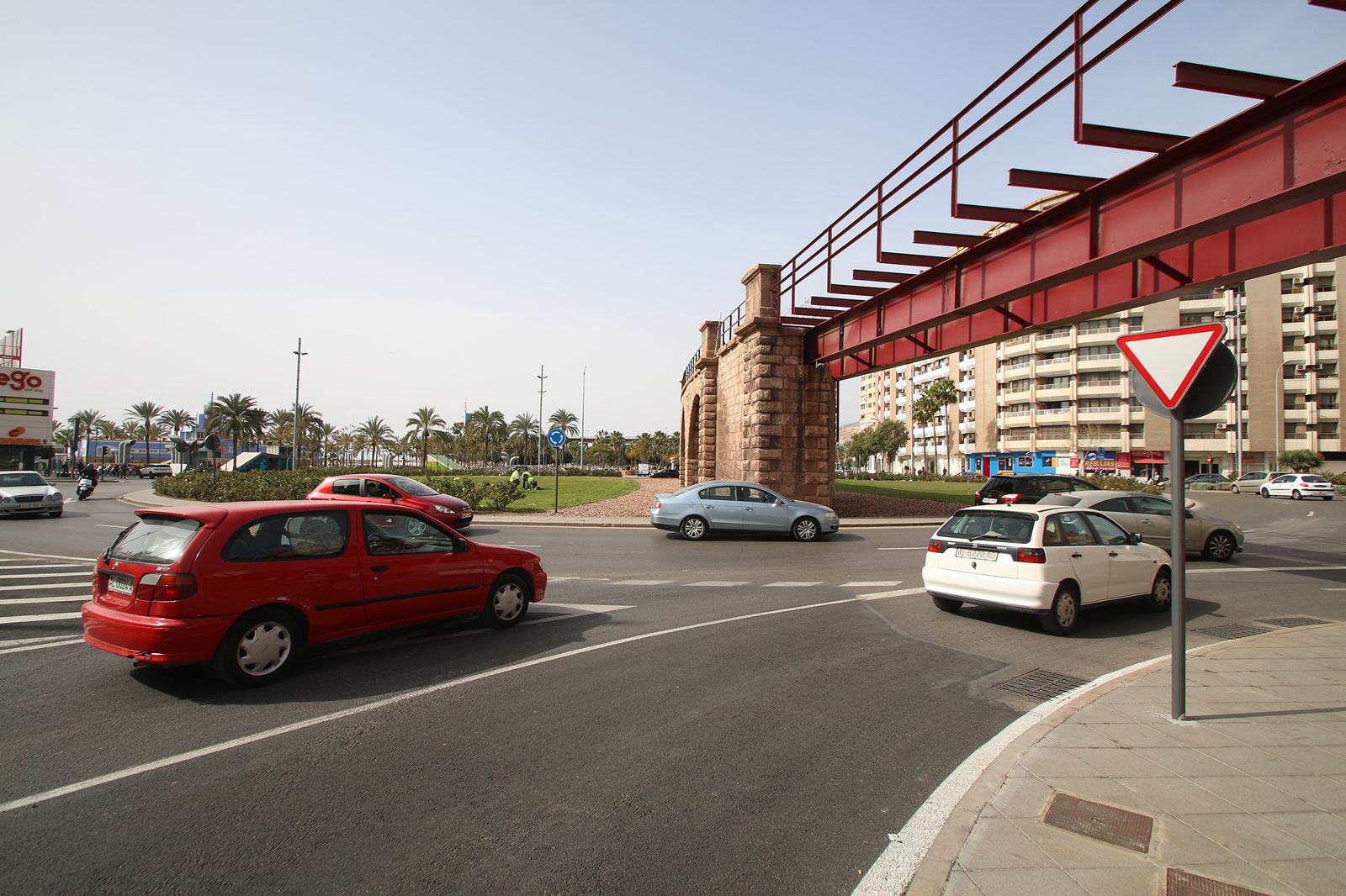 Desde carretera de Sierra Alhamilla, solo hay un carril de incorporación a la rotonda y otro de salida hacia carretera de Ronda