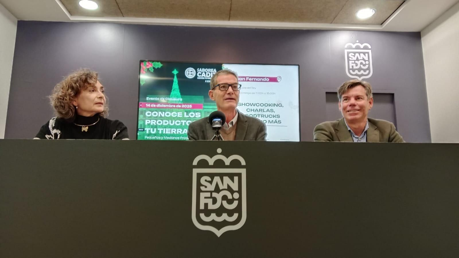De izquierda a derecha, Carmen Romero, presidenta del CEEI Bahía de Cádiz; Jesús López, concejal de Empleo del Ayuntamiento de San Fernando; y Miguel Sánchez-Cossío, gerente del CEEI